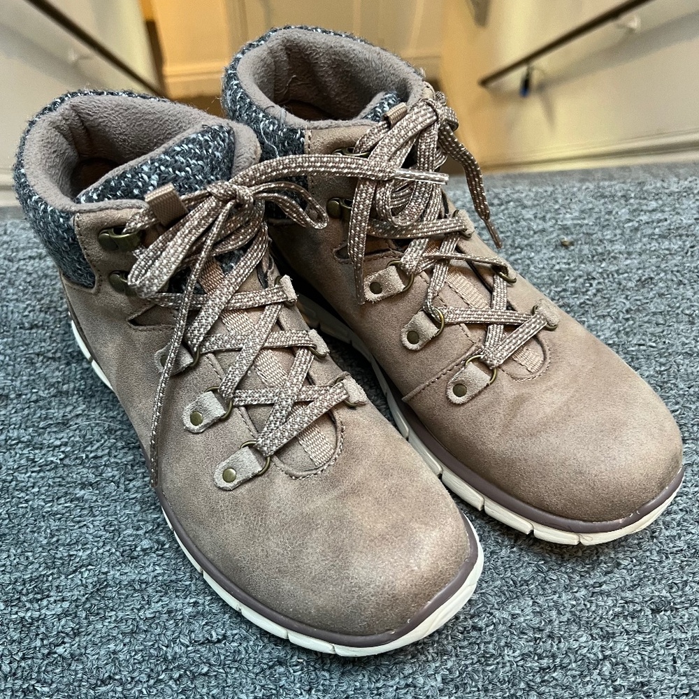 🌸 Skechers Synergy Cold Daze Casual Boots Women's Taupe